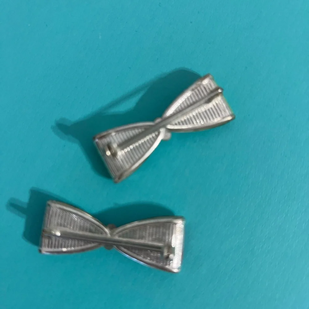 2 Vintage Elegant Brooch pins - Red and Green
